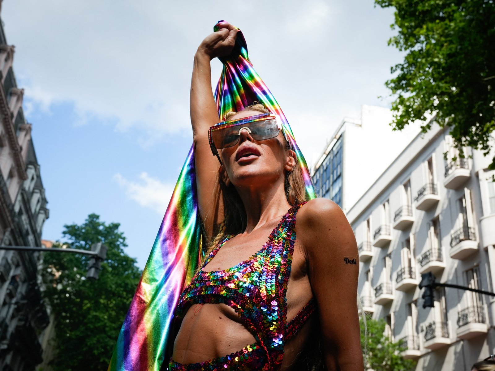 Fiesta, brillo y reclamos en la Marcha del Orgullo Gay