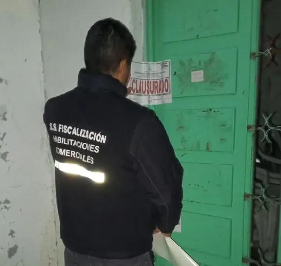 Fiesta clandestina y descontrol: recibieron a la policía a piedrazos y tuvieron que usar munición antitumulto