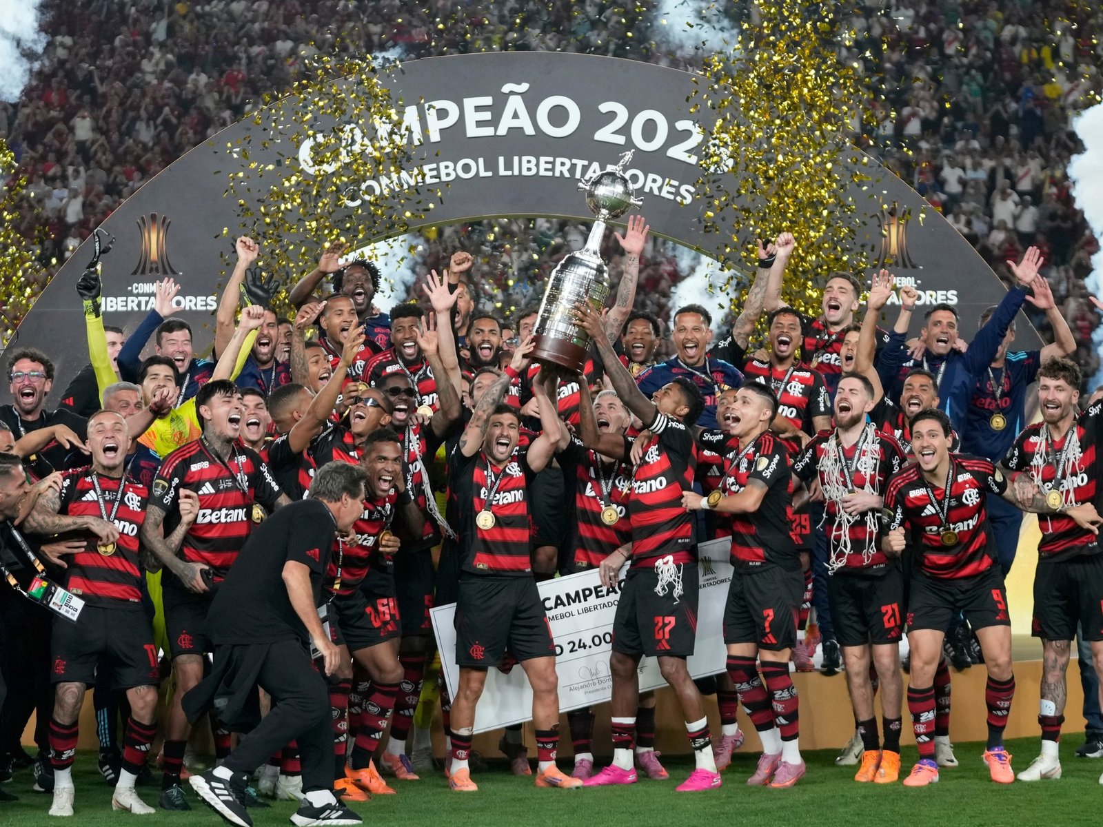 Flamengo le ganó a Palmeiras una final polémica, llegó a su cuarta estrella y es el más ganador de Brasil