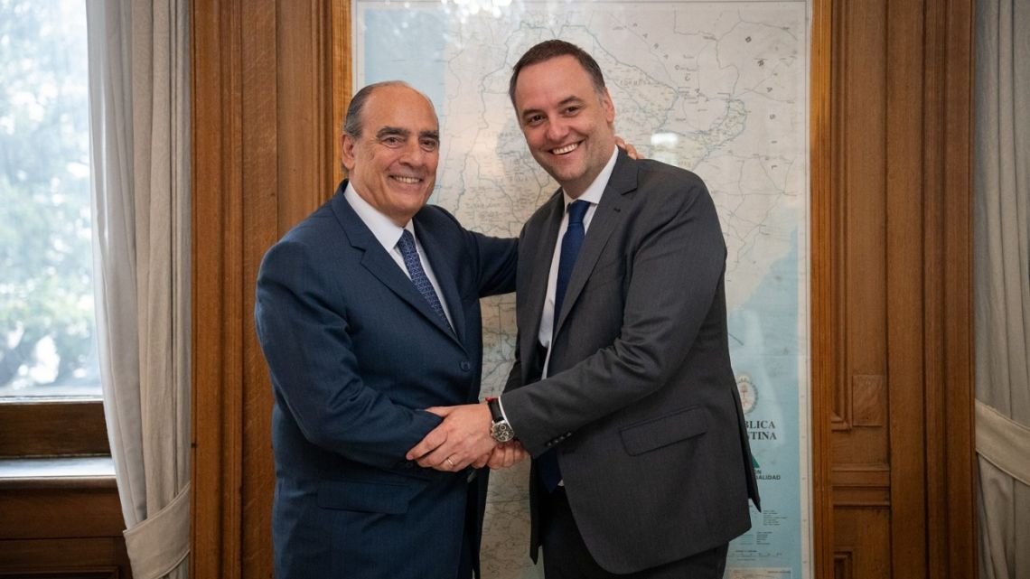 Francos y Adorni sellaron la transición: el Gobierno busca mostrar orden en el cambio de etapa