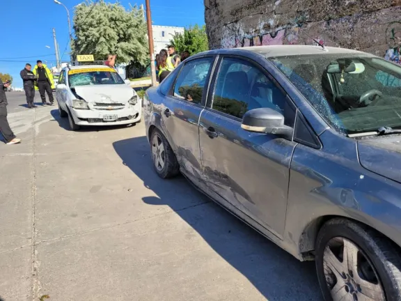 Fuerte choque en Comodoro: un taxista tuvo que ser atendido