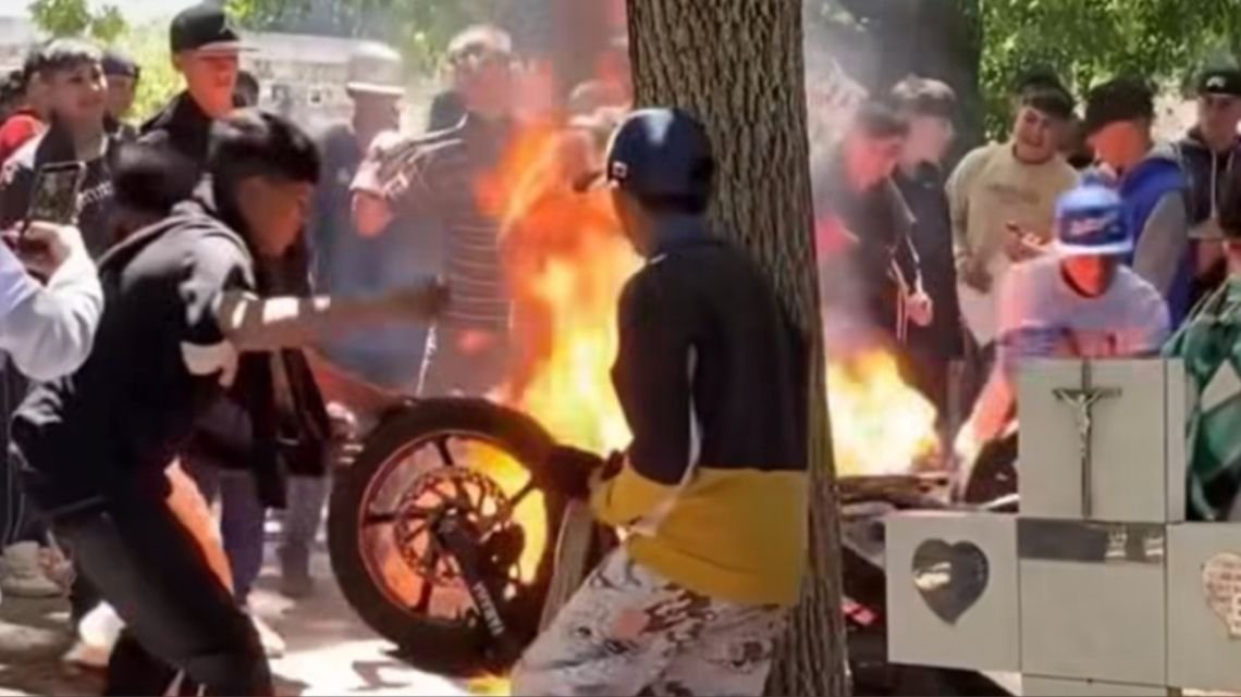 «Funeral tumbero»: quemaron una moto encima de la tumba del joven de 15 años asesinado a tiros en La Plata