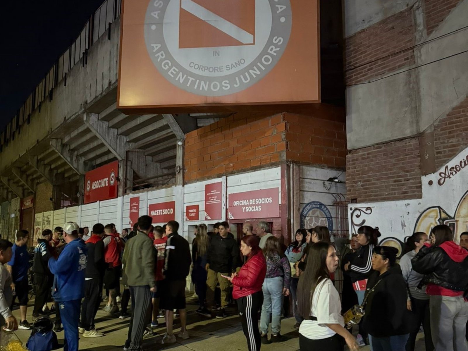 Hinchas de Argentinos acampan en La Paternal por una entrada a la final de la Copa Argentina :: Olé