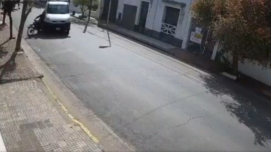 IMAGENES SENSIBLES: un motociclista en Azul murió al ser encerrado por un camión y todo quedó grabado