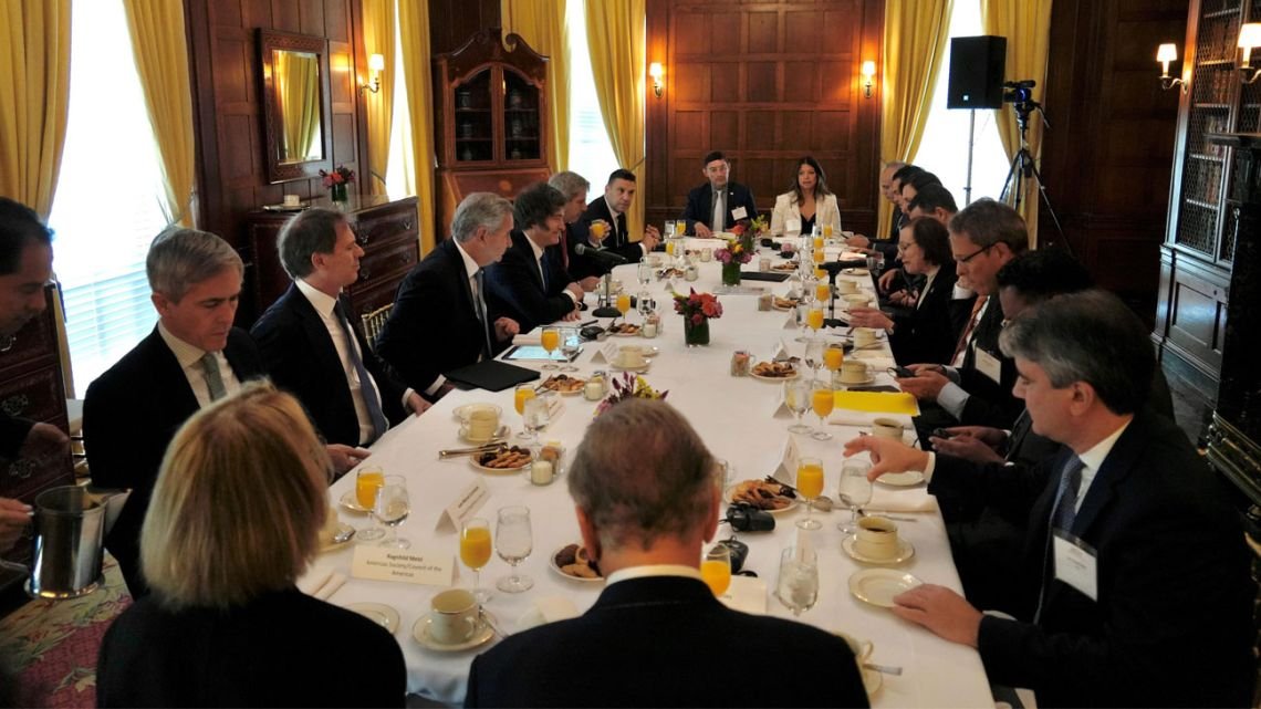 Javier Milei aterrizó en Bolivia para la asunción de Rodrigo Paz Pereira, su nuevo «amigo»