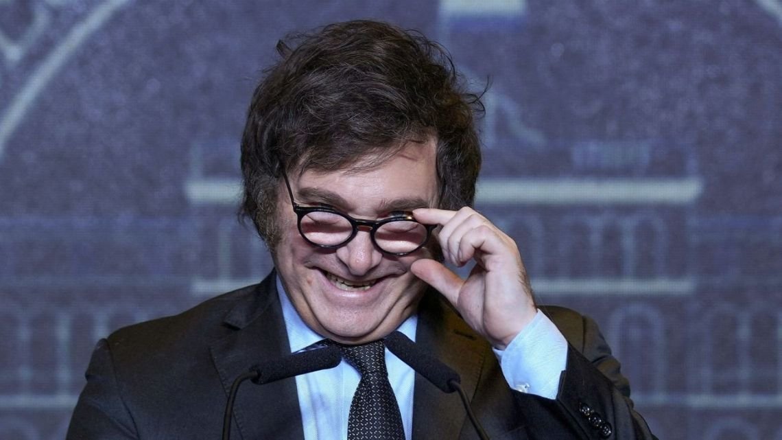 Javier Milei transmitió «tranquilidad» frente al escándalo de las coimas y se lo adjudicó a «la política y los medios»