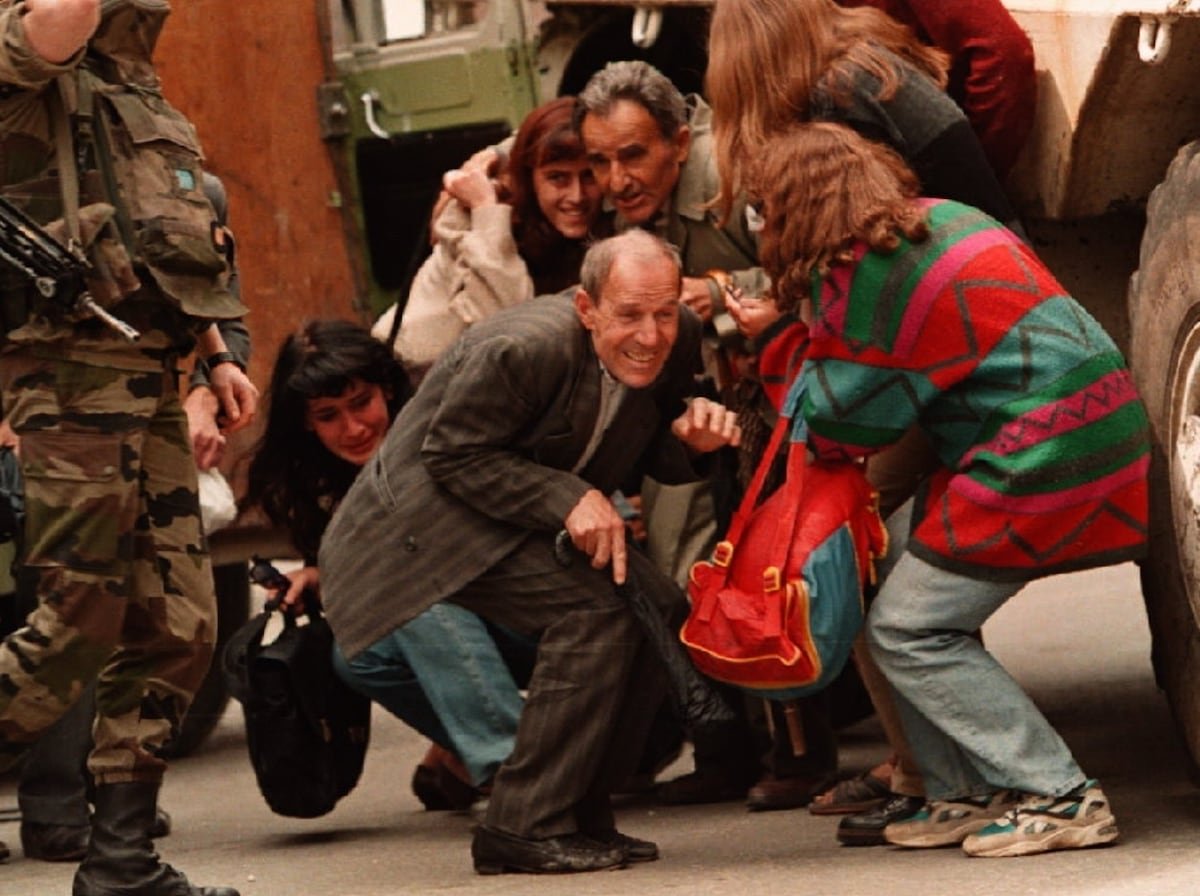 La Fiscalía de Milán investiga ‘safaris humanos’ en Sarajevo: viajes a la guerra en los noventa pagando por disparar a personas | Internacional