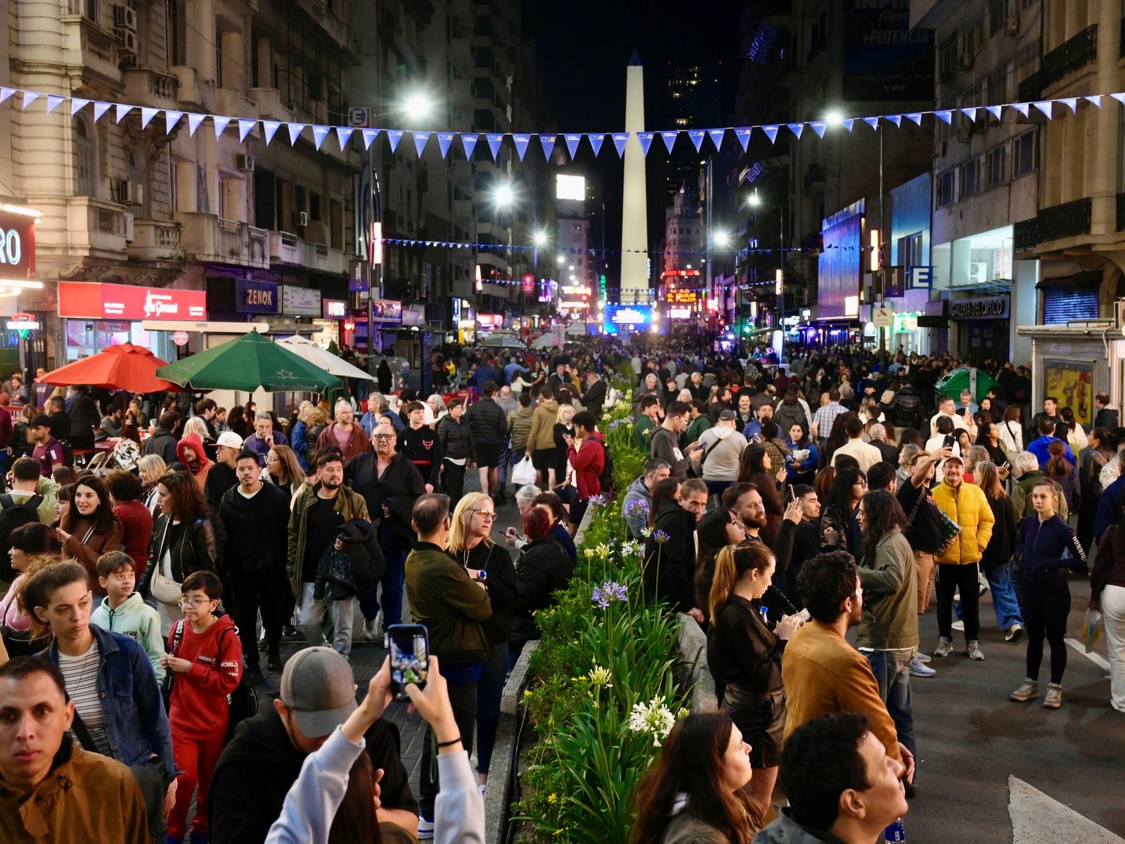 La Noche de las Librerías llenó la calle Corrienres con más de 200 mil personas