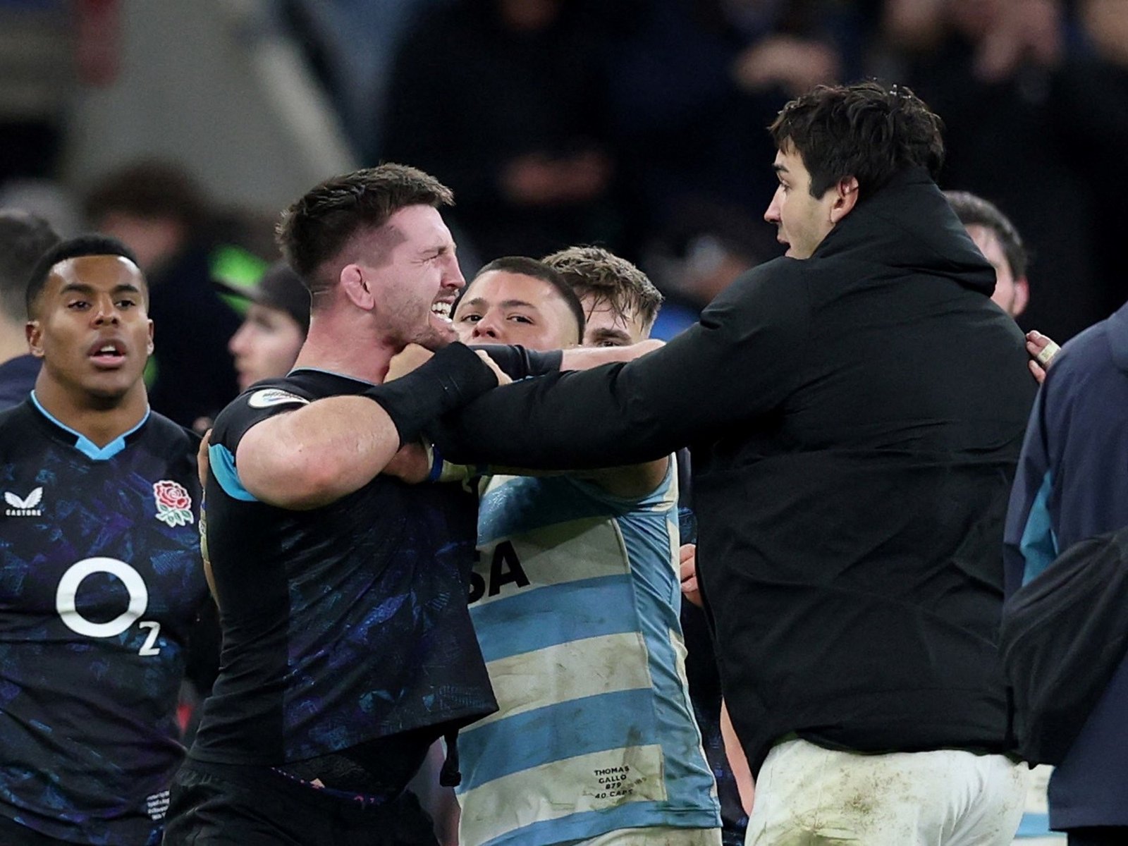 La UAR hará un reclamo formal ante World Rugby por la agresión física de Tom Curry a Felipe Contepomi tras el partido: «Es un matón»