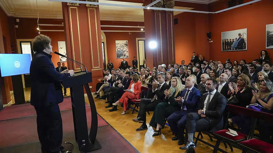 La arenga de Milei antes de viajar a Miami | Ahora no habla del Congreso como un «nido de ratas» sino que recibe a los legisladores en la Casa Rosada