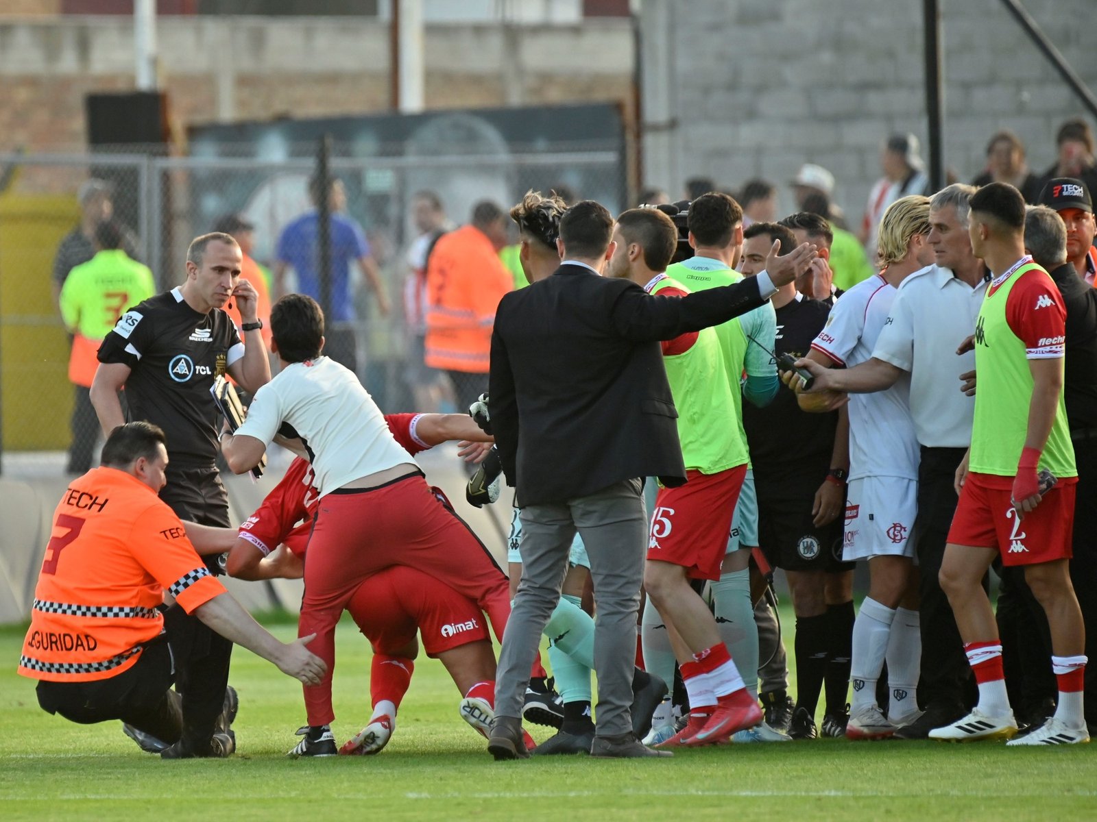 La indignación en X tras el escándalo arbitral en Barracas – Huracán :: Olé