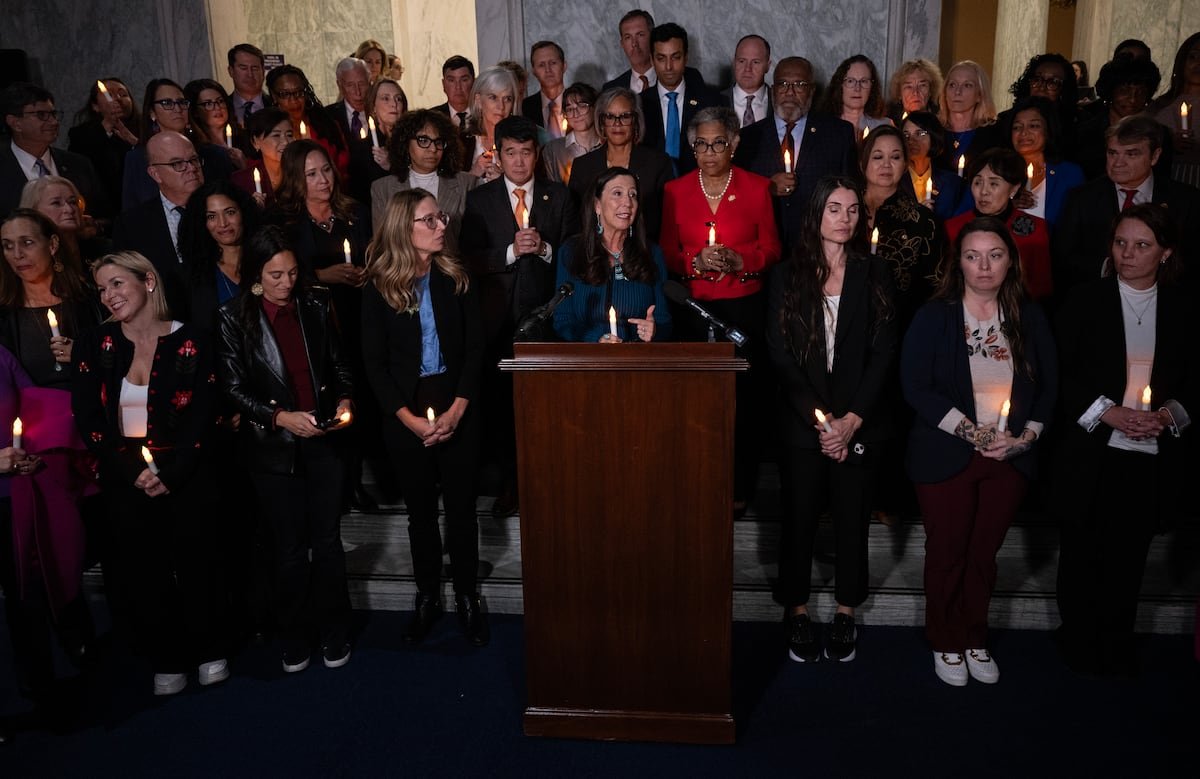 La ley que libera los papeles de Epstein contiene excepciones que preocupan a las víctimas | Internacional