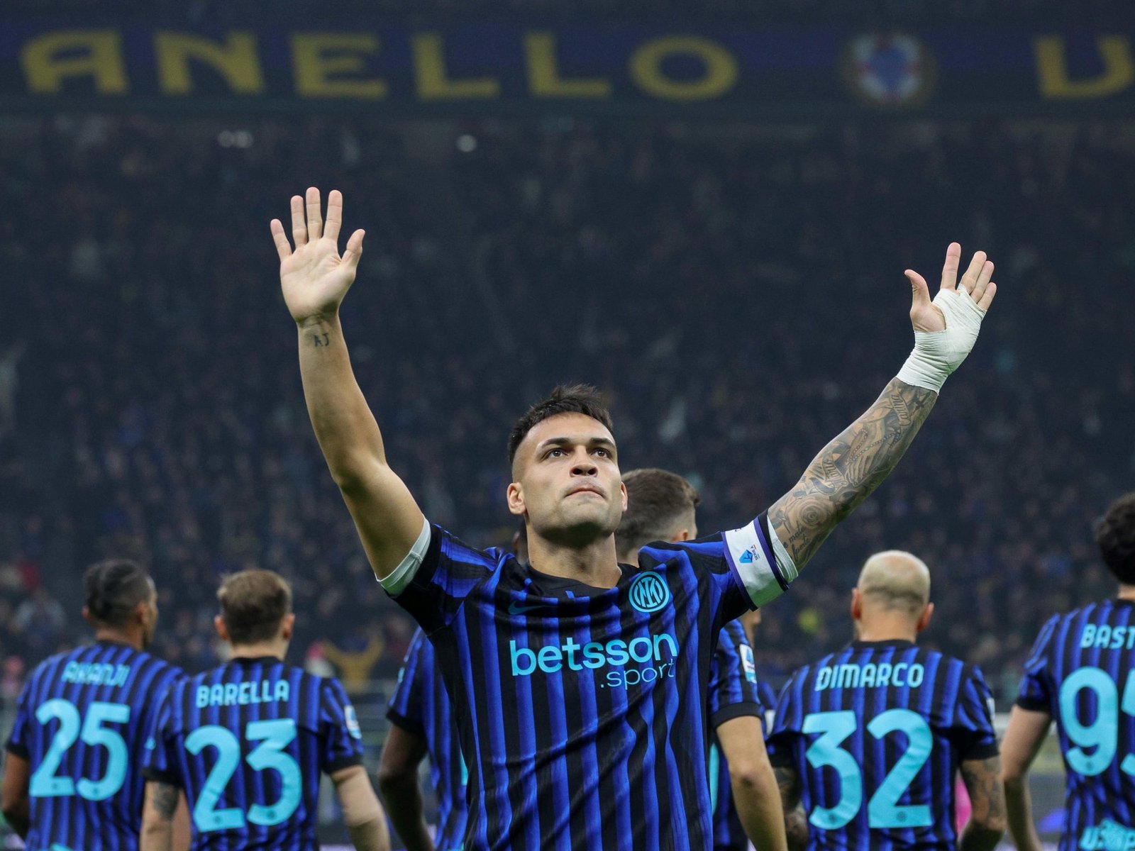 Lautaro Martínez clavó otro golazo para hacer historia en el Inter, que aprovechó la derrota del Napoli y es líder junto a Roma en Italia