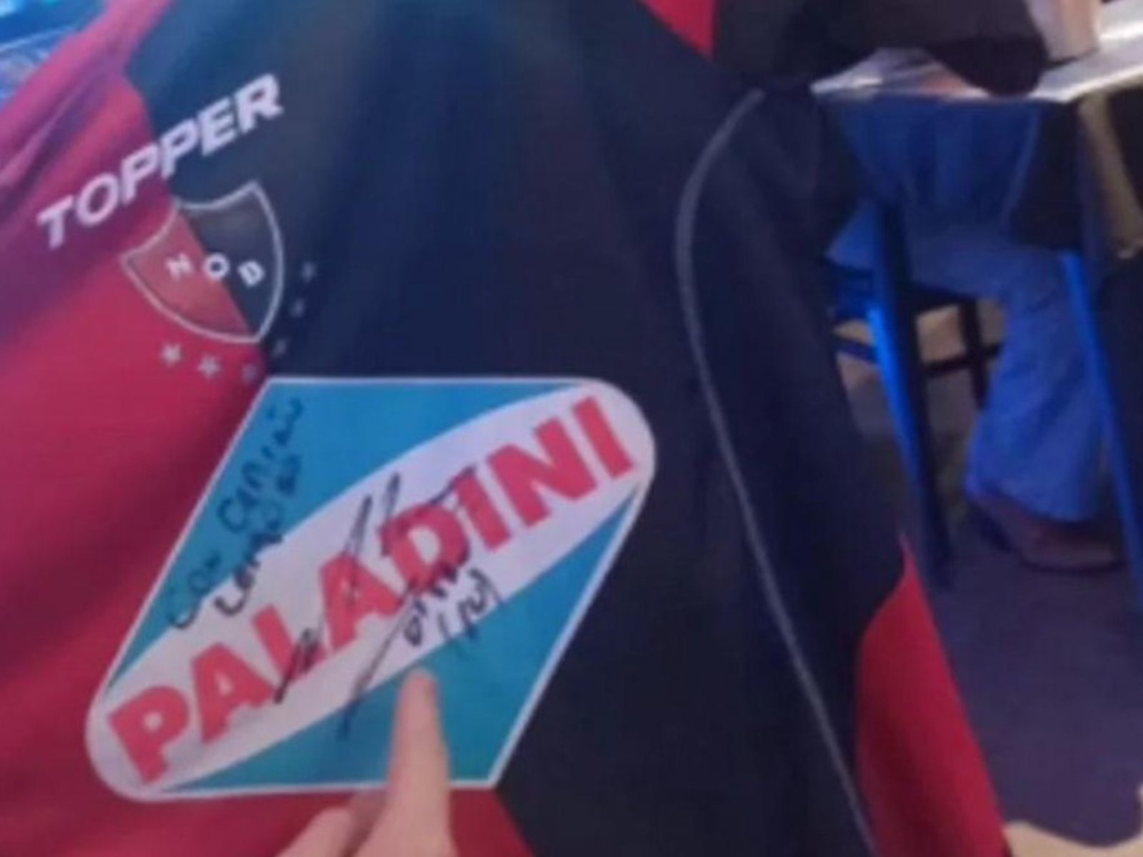 Les robaron una camiseta de Newell’s firmada por Maradona a unos fanáticos en Córdoba e intentan recuperarla: «Tiene un valor incalculable»