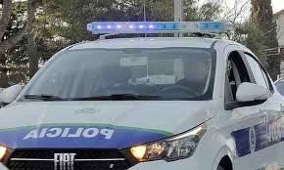 Lo sorprendieron robando cables, apedreó un patrullero y terminó detenido