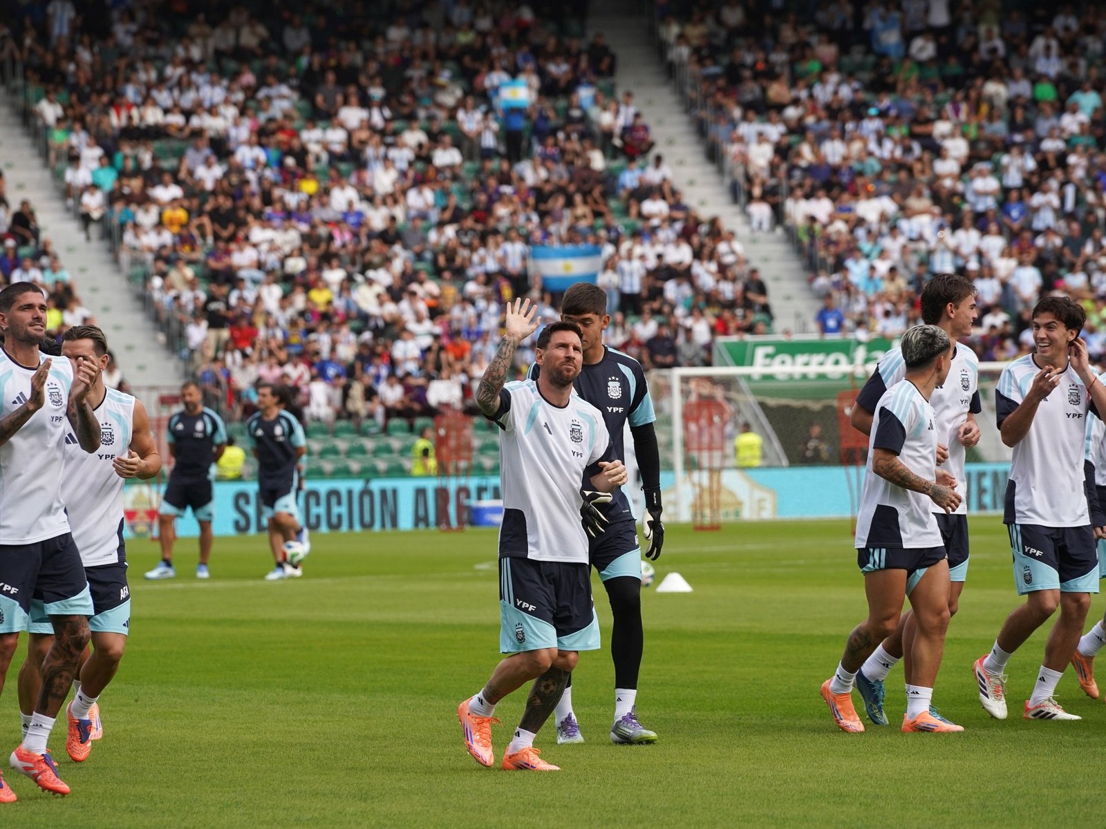 Locura por la Scaloneta en España: más de 20 mil personas asistieron al entrenamiento abierto de la Selección :: Olé