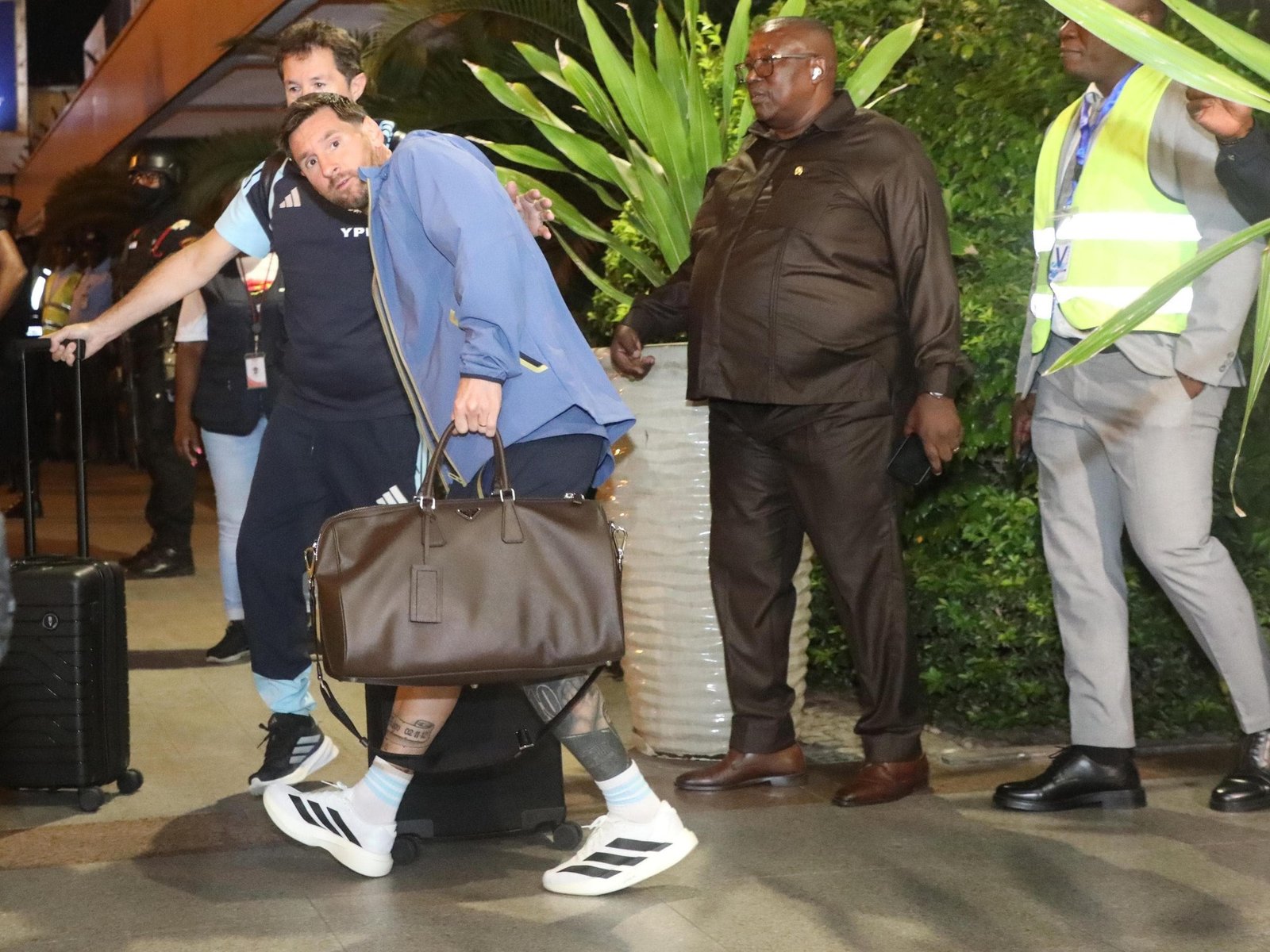 Locura total en Luanda con la llegada de Messi y la Scaloneta para jugar el amistoso contra Angola