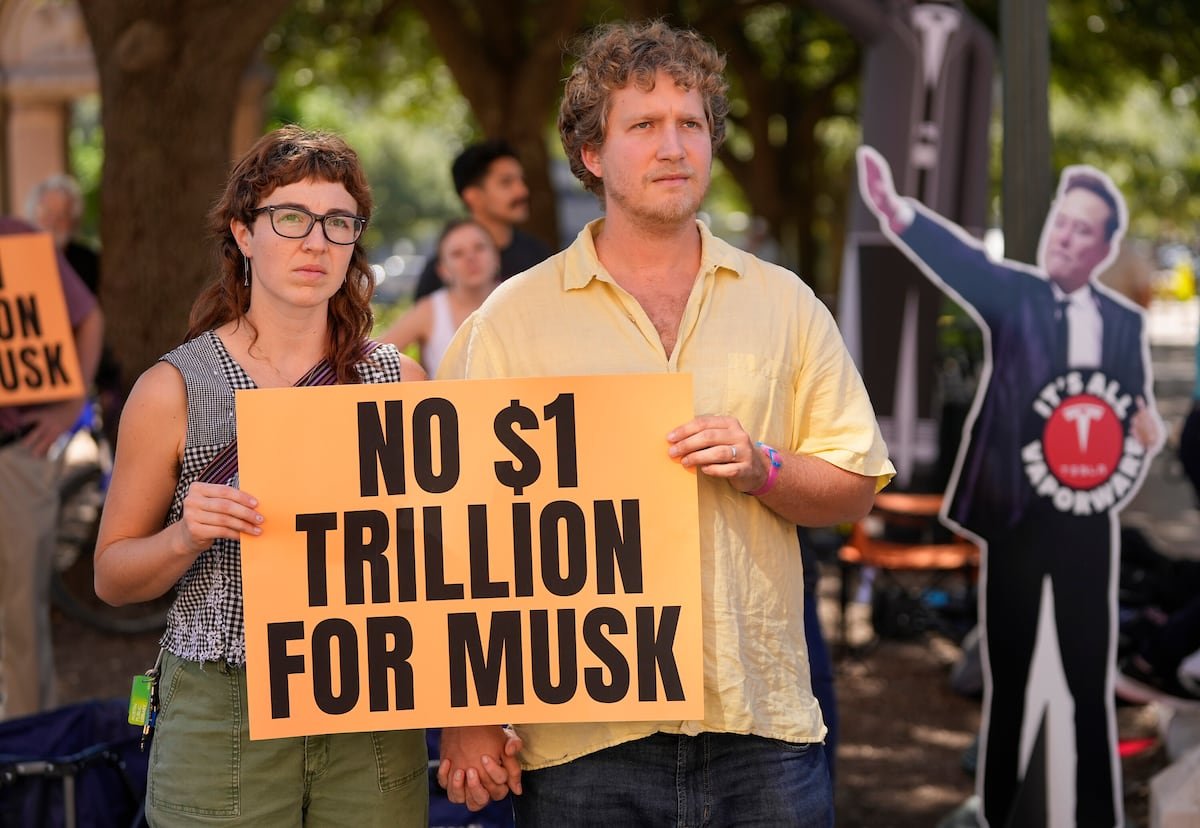 Los accionistas de Tesla acuerdan pagar un billón de dólares a Elon Musk para que dirija la compañía la próxima década | Economía