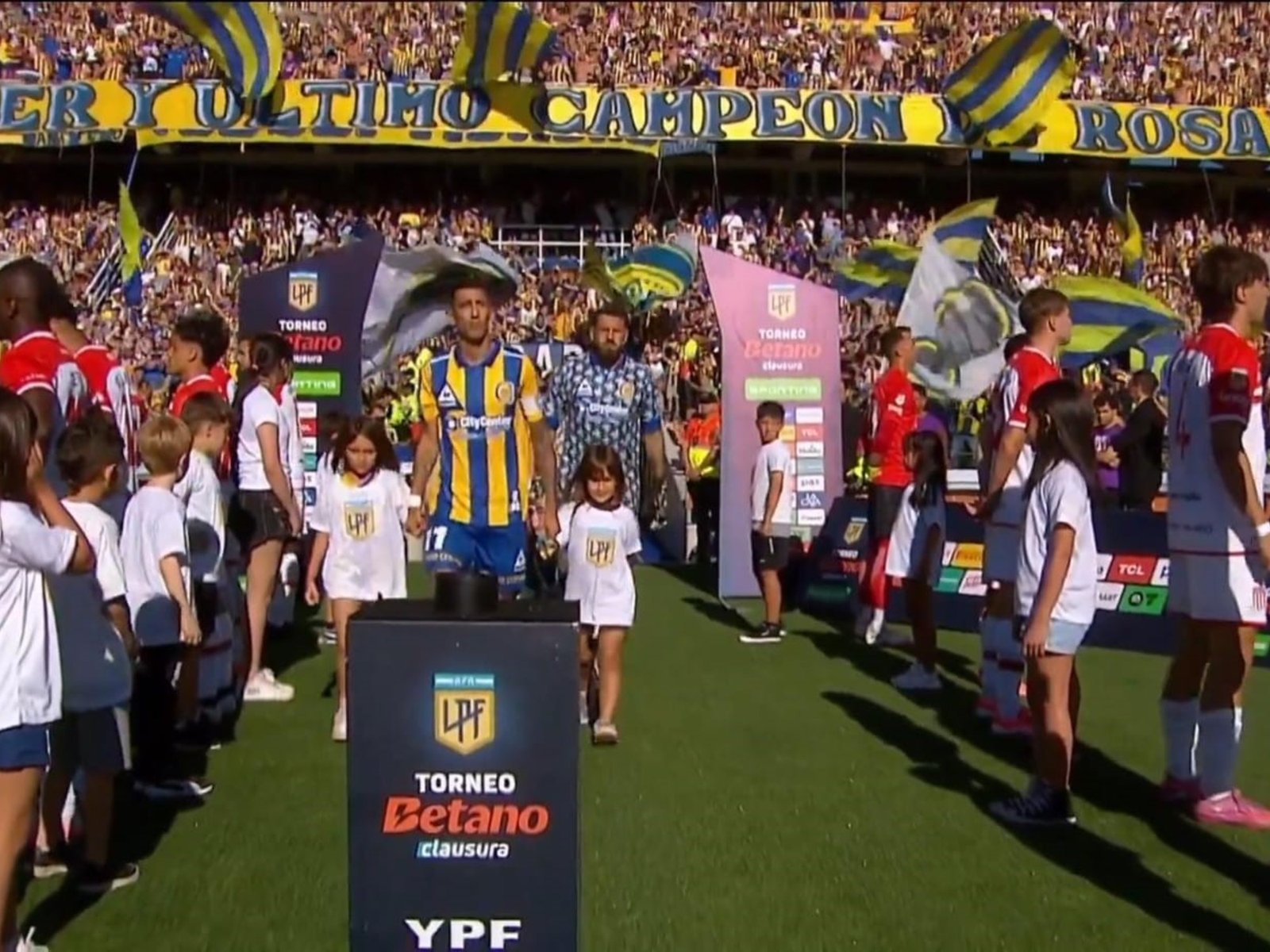 Los jugadores de Estudiantes hicieron el pasillo pero le dieron la espalda a los designados campeones de Central