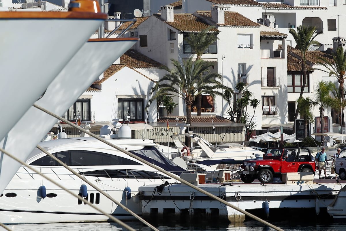 Los tripulantes de una ‘narcolancha’ dejan abandonado un cadáver en un muelle de Puerto Banús | España
