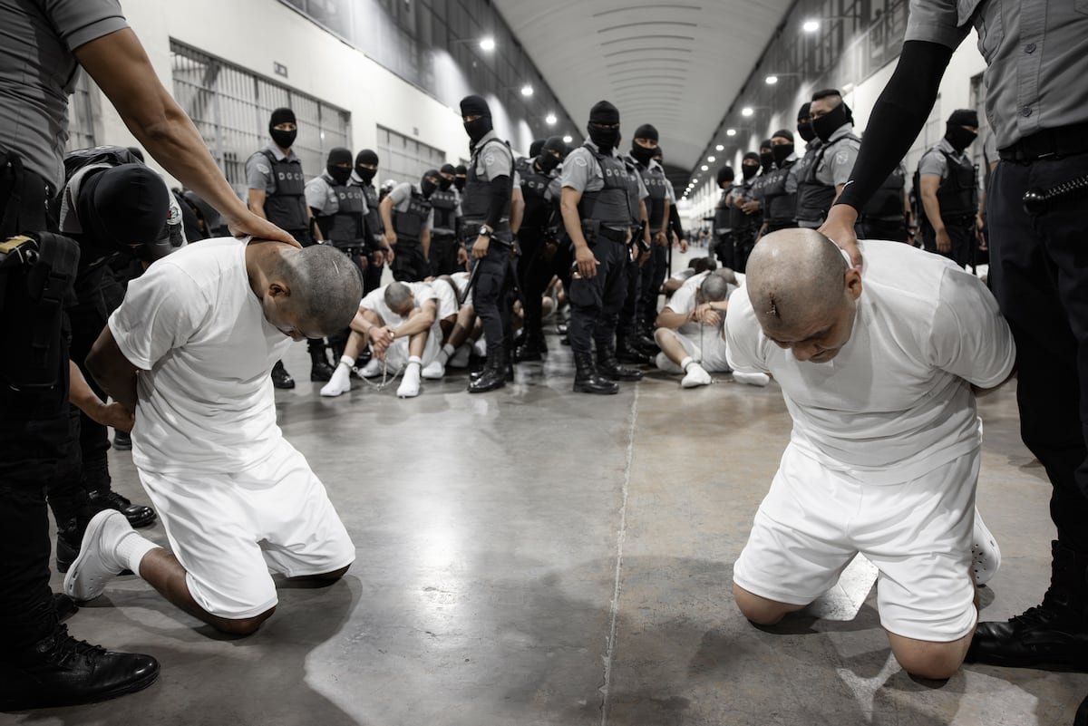 Los venezolanos deportados a la cárcel de Bukele revelan torturas y violaciones: “Decían que solo saldríamos en una bolsa negra”