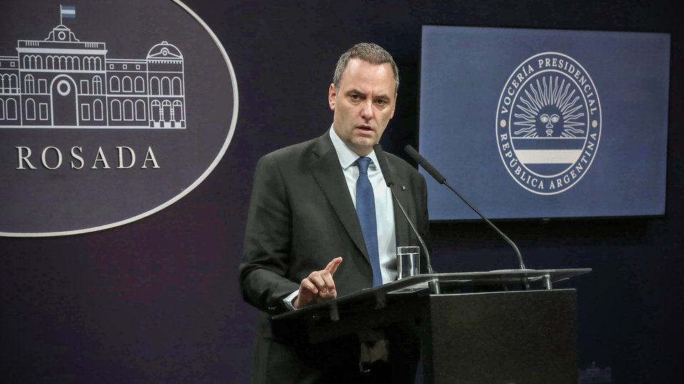 «Mal que le pese»: la tajante respuesta de Manuel Adorni a Mauricio Macri | Ante la crítica a su designación como jefe de Gabinete