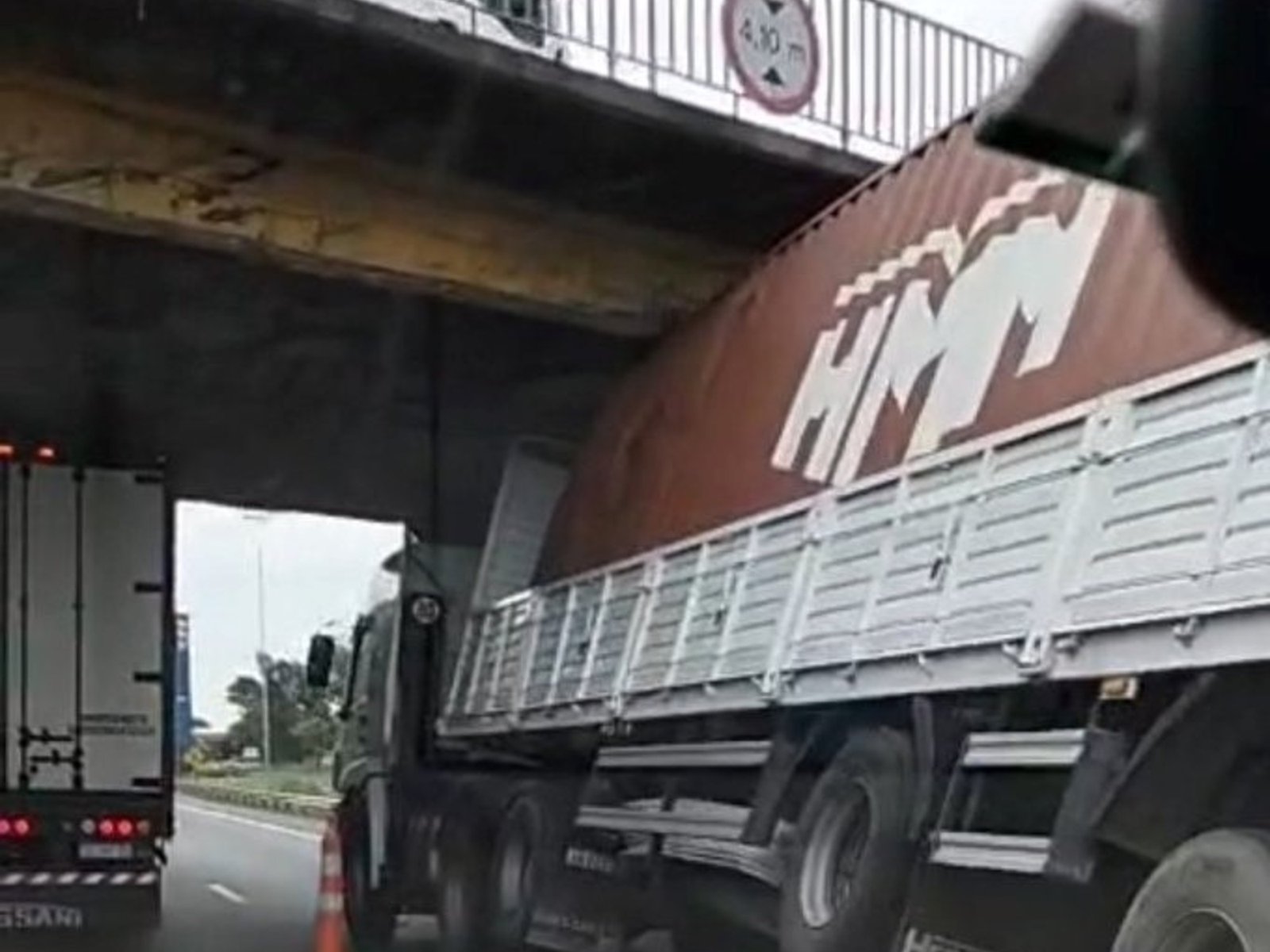 Más de 4 kilómetros de cola en Panamericana por un camión que quedó trabado debajo de un puente