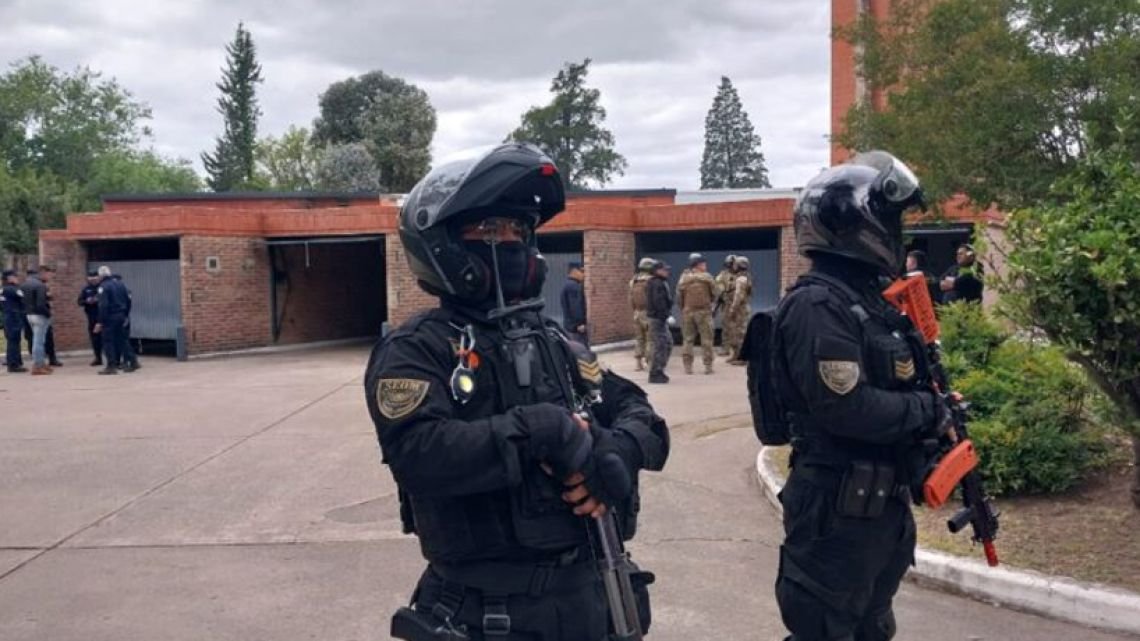 Megaoperativo en hotel de alojamiento de Córdoba: la pareja demandará al albergue transitorio y a la Policía