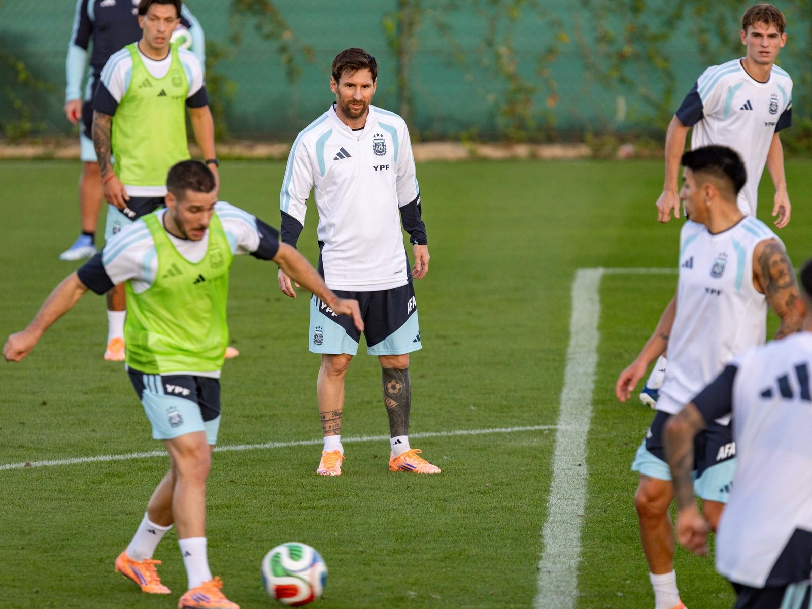 Messi y otro gesto de líder :: Olé