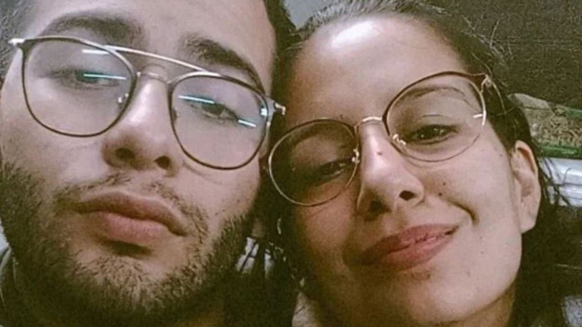 Mientras Cecilia buscaba en Google «chocolaterías», César Sena consultaba «cómo luxar un brazo»