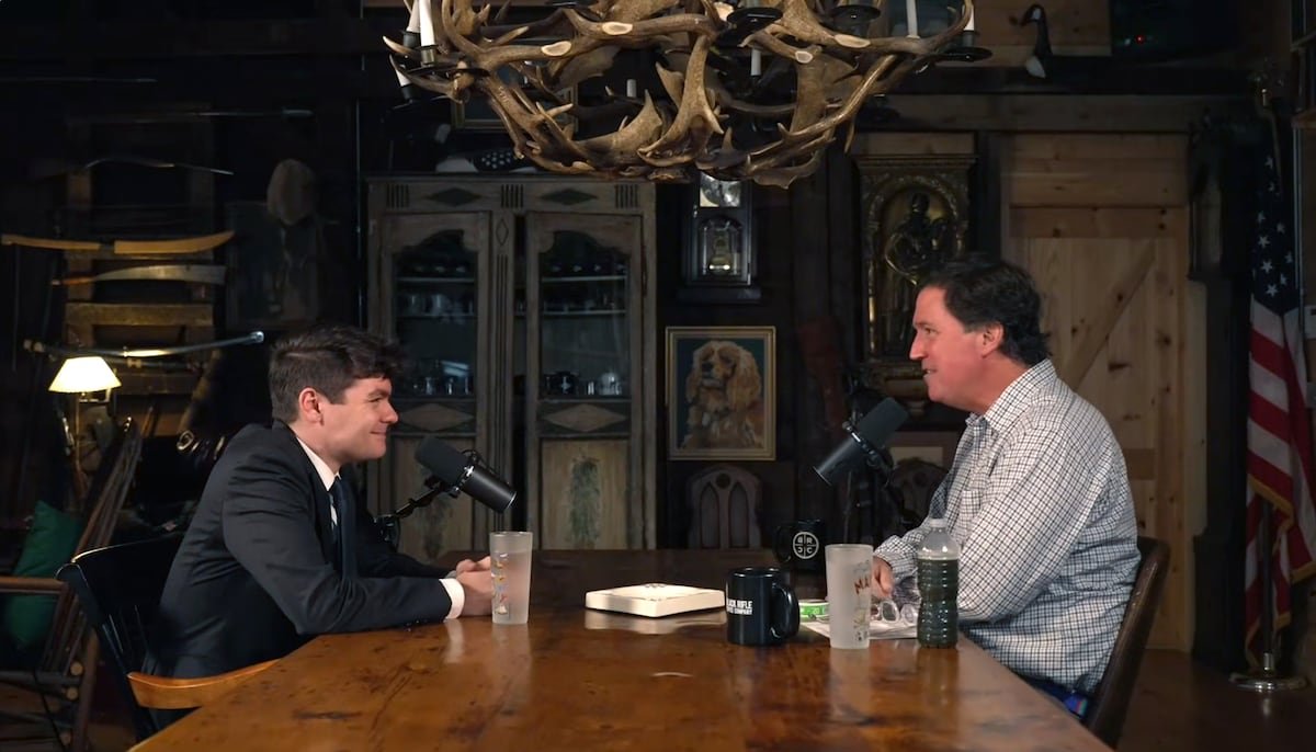 Nick Fuentes: Cisma en el mundo MAGA por el blanqueamiento de Tucker Carlson del discurso supremacista y antisemita de un joven ‘podcaster’ | Internacional