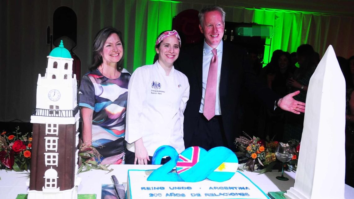 «No hay plata», dijo el embajador David Cairns en el cumpleaños porteño del rey Carlos III