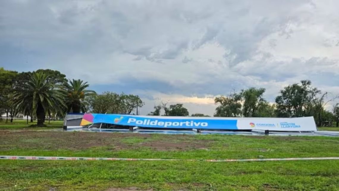 Nuevo derrumbe en Córdoba: se desplomó un polideportivo tras la tormenta