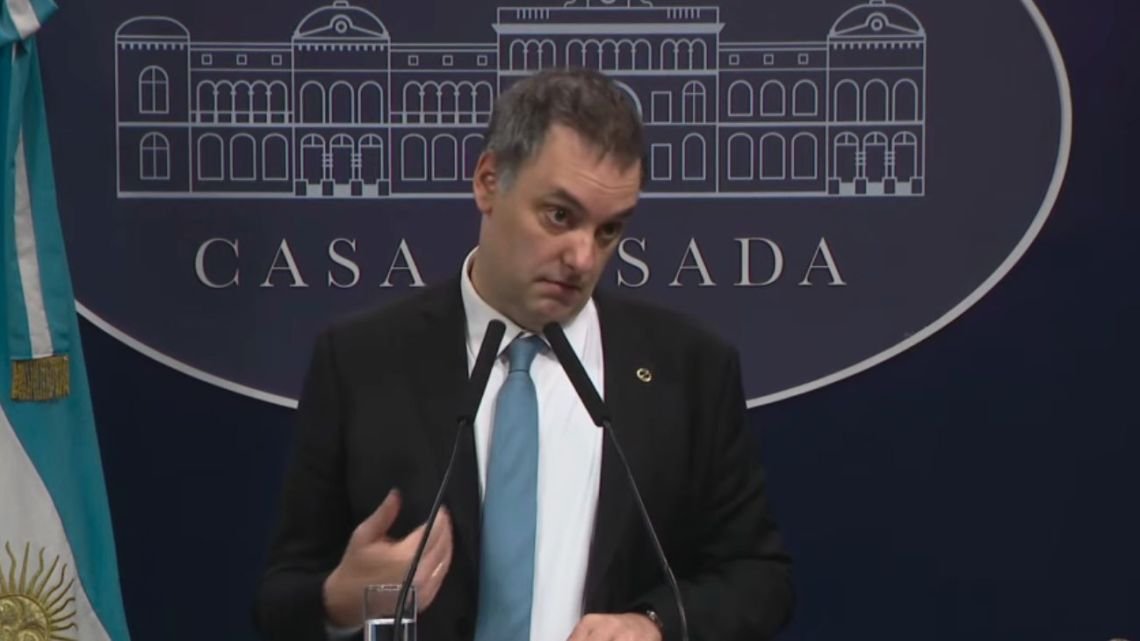 Palo Santo y saumerios: Adorni ordenó la limpieza energética del despacho que ocupaba Franco