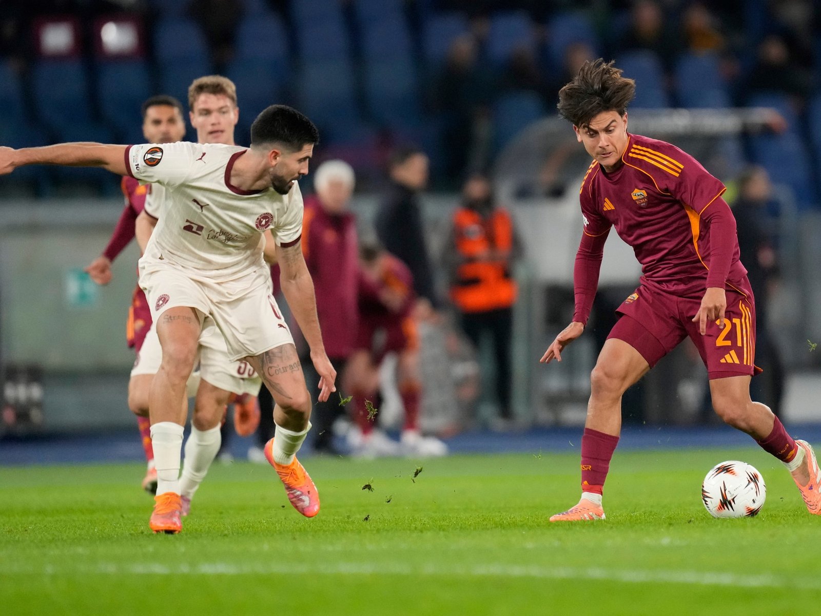 Paulo Dybala volvió tras el desgarro y un gol agónico dejó sin valla invicta a Dibu Martínez