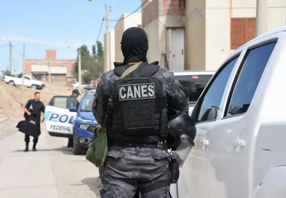 Policía Federal y Policía del Chubut allanaron por primera vez en conjunto «Las 1008» por una causa de drogas