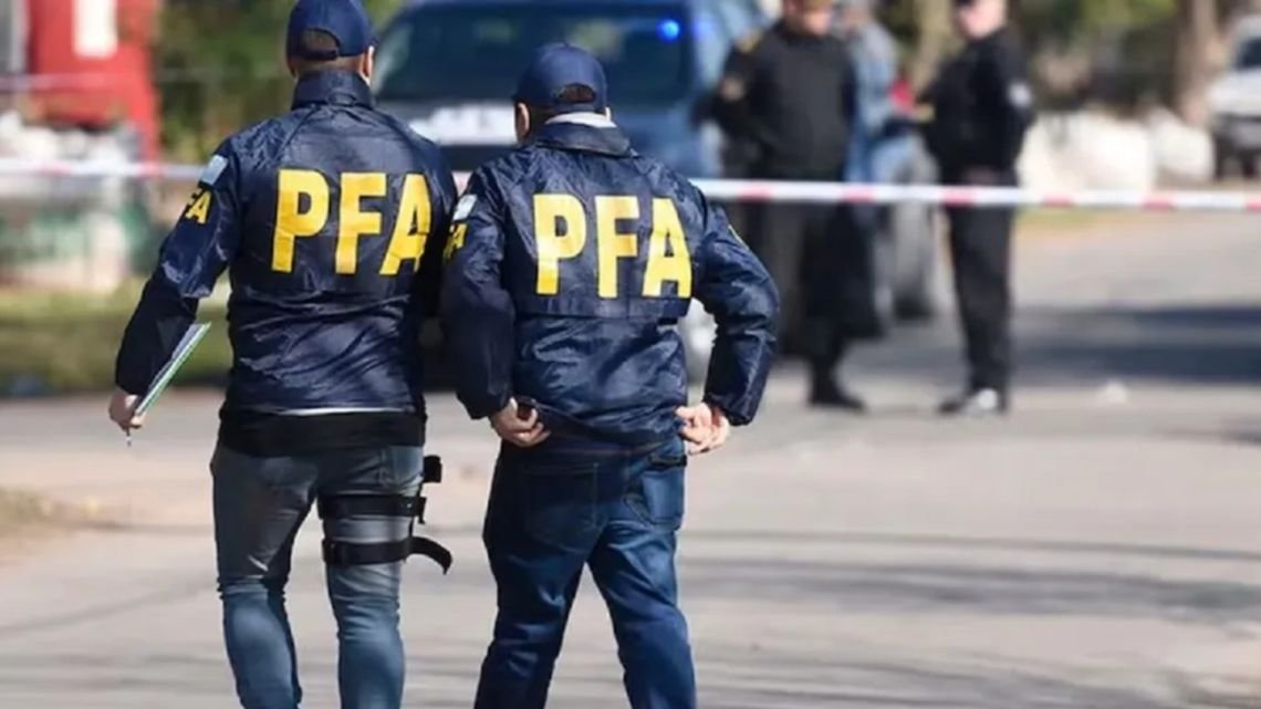 Policía de la Federal abatió a delincuente que quiso robarle dinero retirado de una financiera en Microcentro