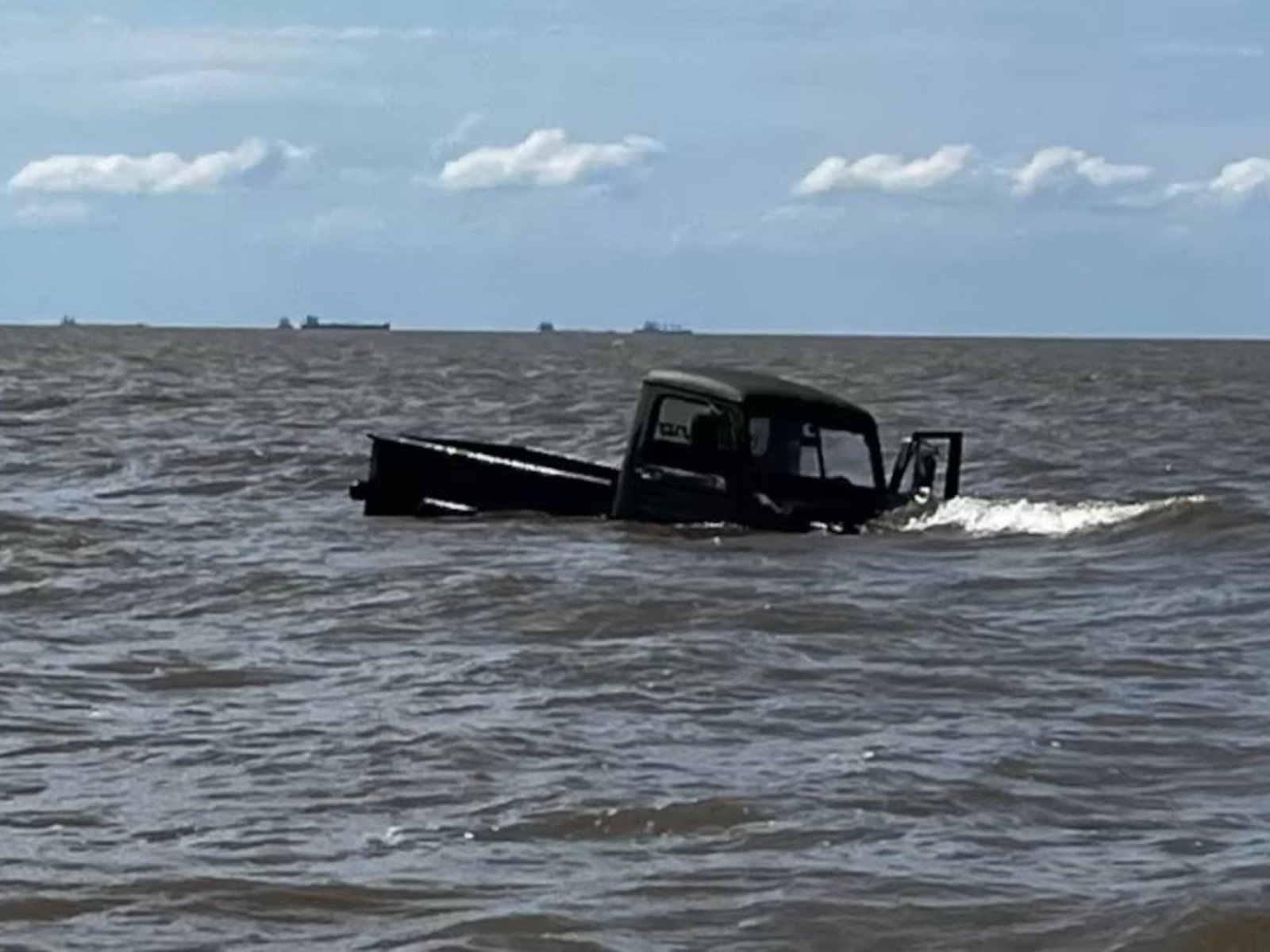 Quisieron cruzar el Río de la Plata con su camioneta, pero el agua los tapó y terminaron nadando para salvarse