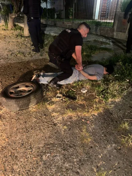 Quiso llevarse dos cubiertas y lo atraparon a los metros