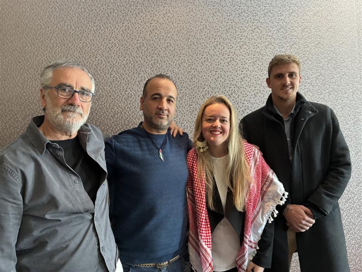 Refaat Alathamna, médico gazatí: “Israel ha hecho del dinero de los palestinos algo inútil. No hay nada que comprar en la Franja” | Internacional