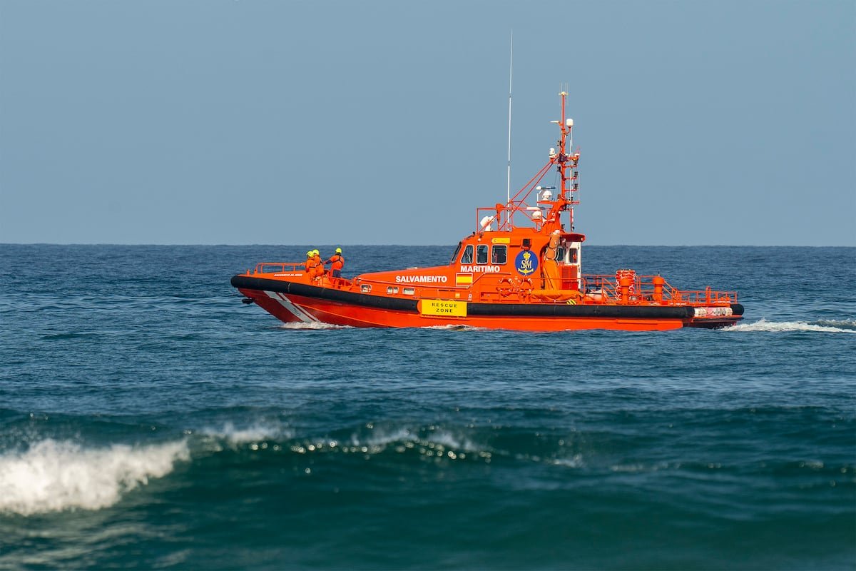 Rescatado un hombre en un colchón hinchable a 37 kilómetros de la costa de Estepona
