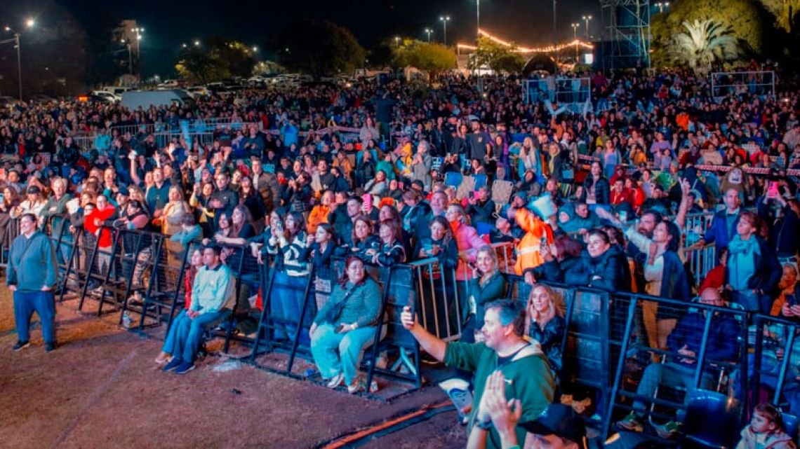 Río Tercero vibró con la Fiesta Nacional del Deportista: música, memoria y miles de vecinos en el Paseo del Riel