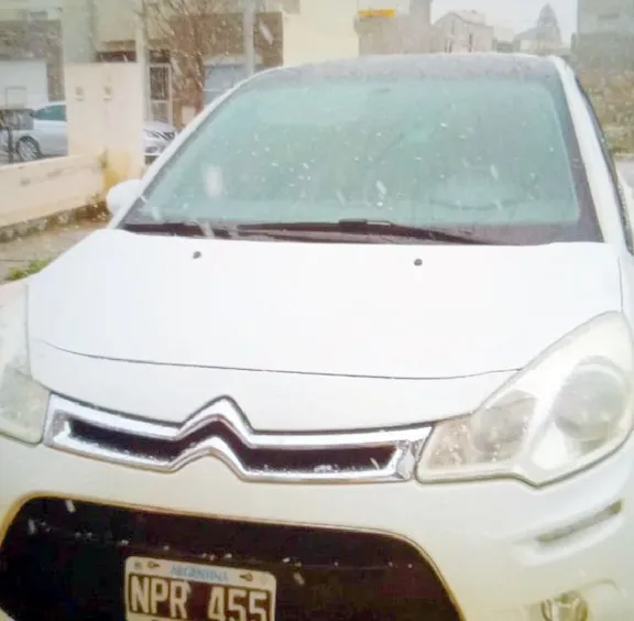 Robaron una camioneta del estacionamiento de un autoservicio y un auto del frente de la casa de su dueño