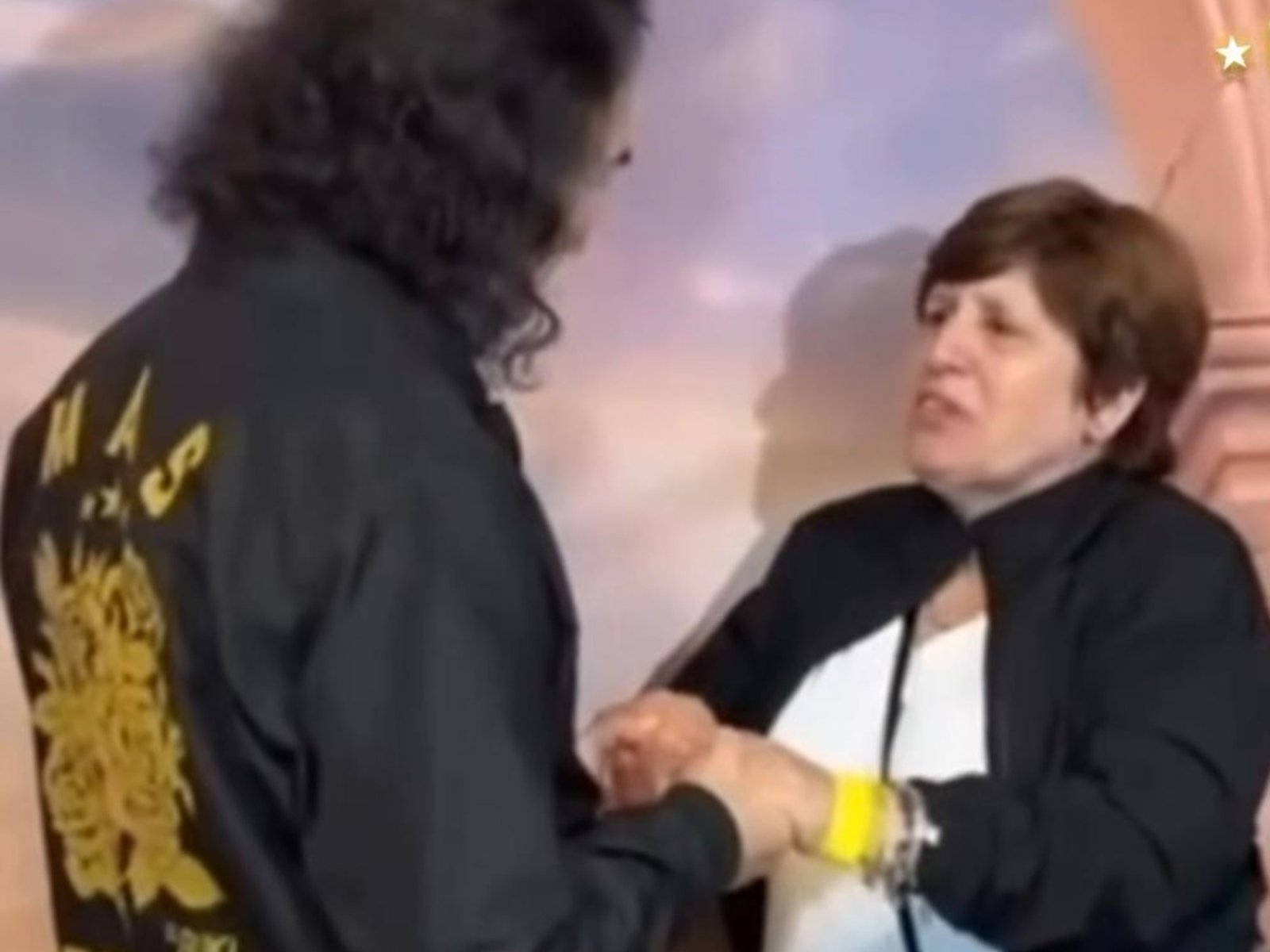 Román le cumplió el sueño: el emotivo momento de la mamá de Riquelme con Marco Antonio Solís :: Olé