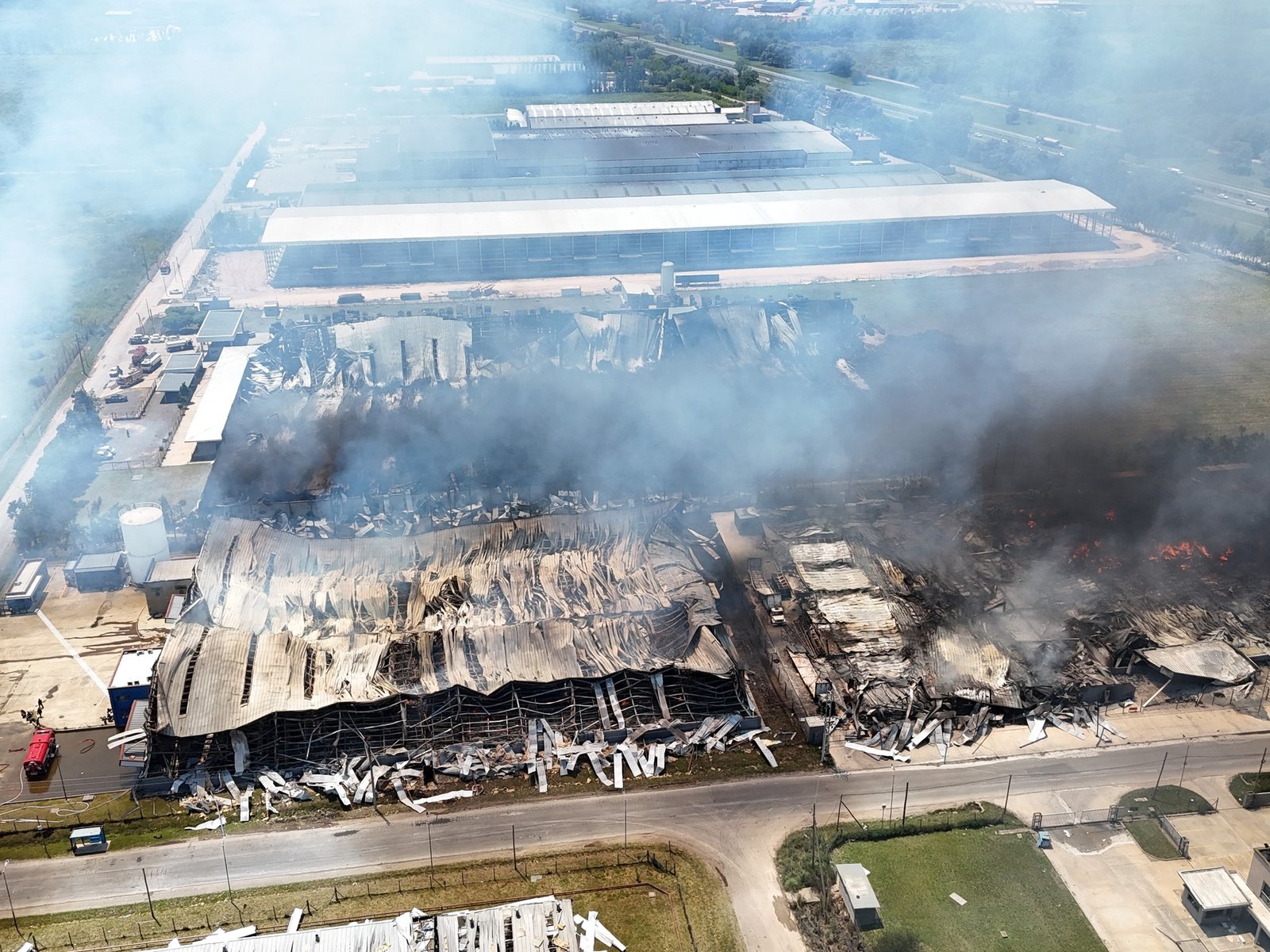 Se reavivó el fuego en el polo industrial de Ezeiza y crece la angustia a una semana del incendio que arrasó el lugar