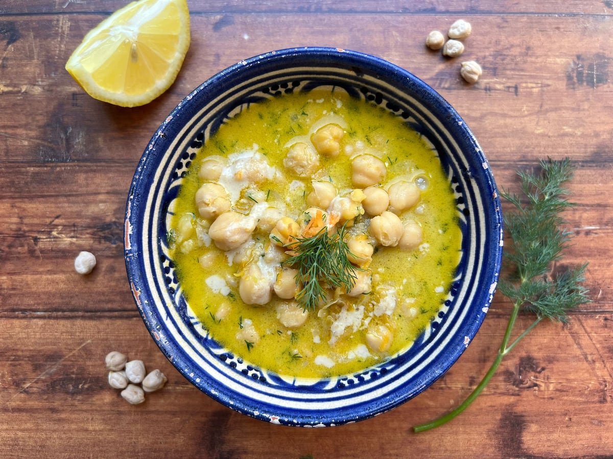 Sopa griega de garbanzos y limón en receta tradicional o rápida | El Comidista | Gastronomía