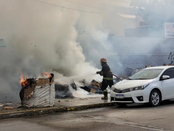 Susto en el centro de Comodoro por el incendio de bolsones de cartones