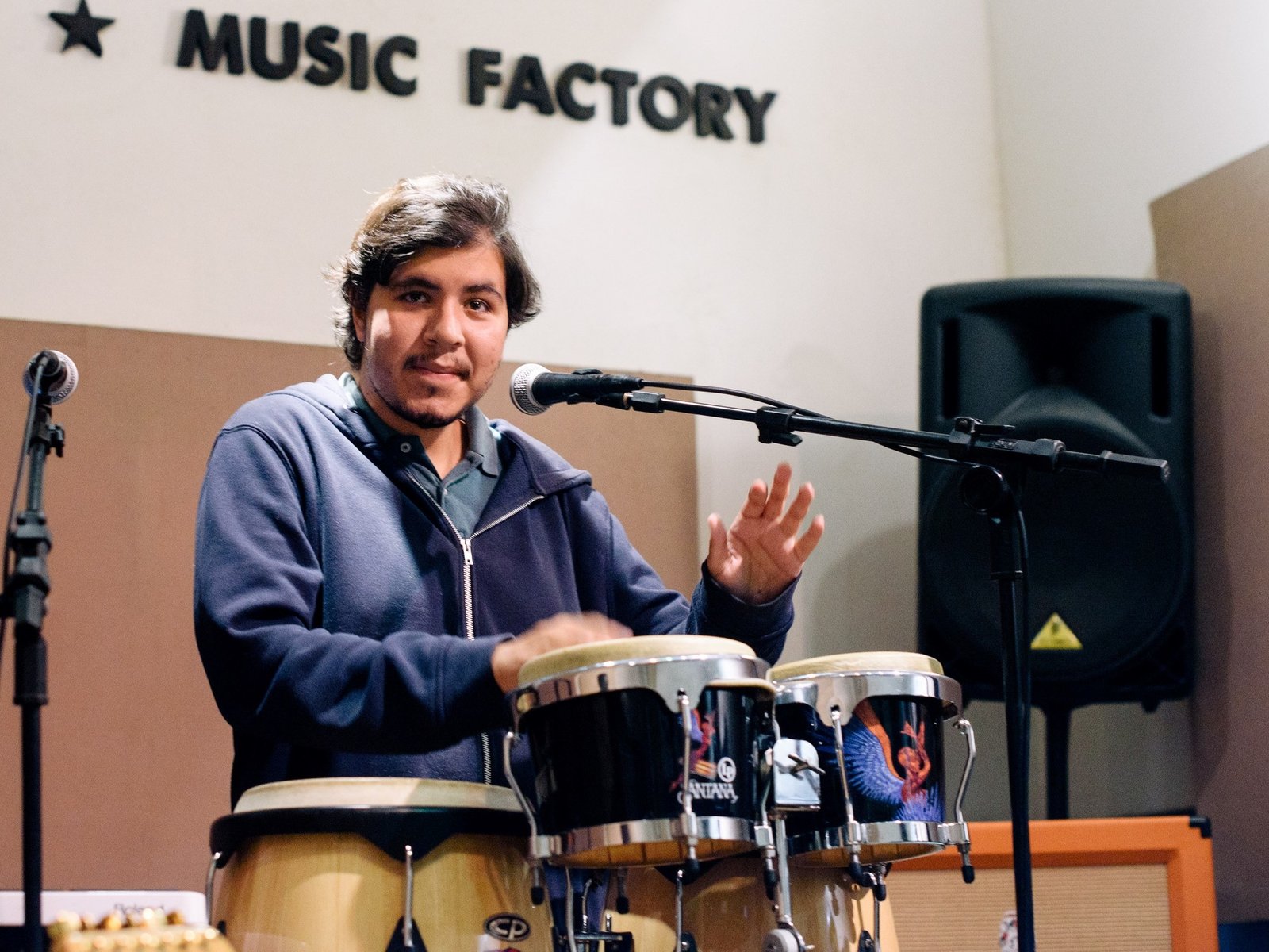 Tiene autismo, lidera una banda de rock y un documental sobre su vida llegó a los Emmy