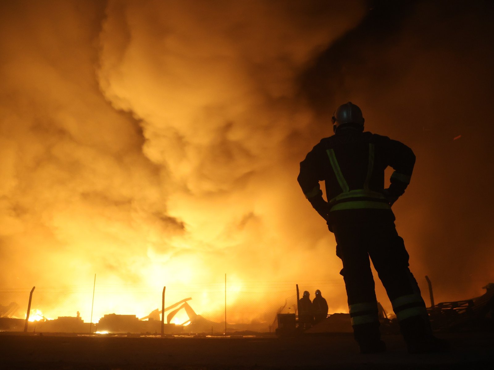 Un bolsón que «tiraba mucho vapor» y químicos que no debían mezclarse, las posibles causas del incendio en Ezeiza