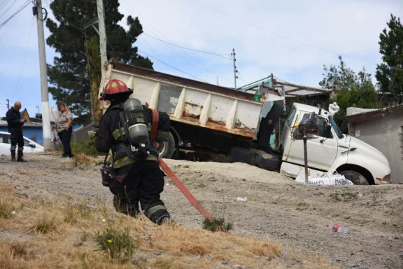 Un camión atropelló a su propietario y chocó contra una casa